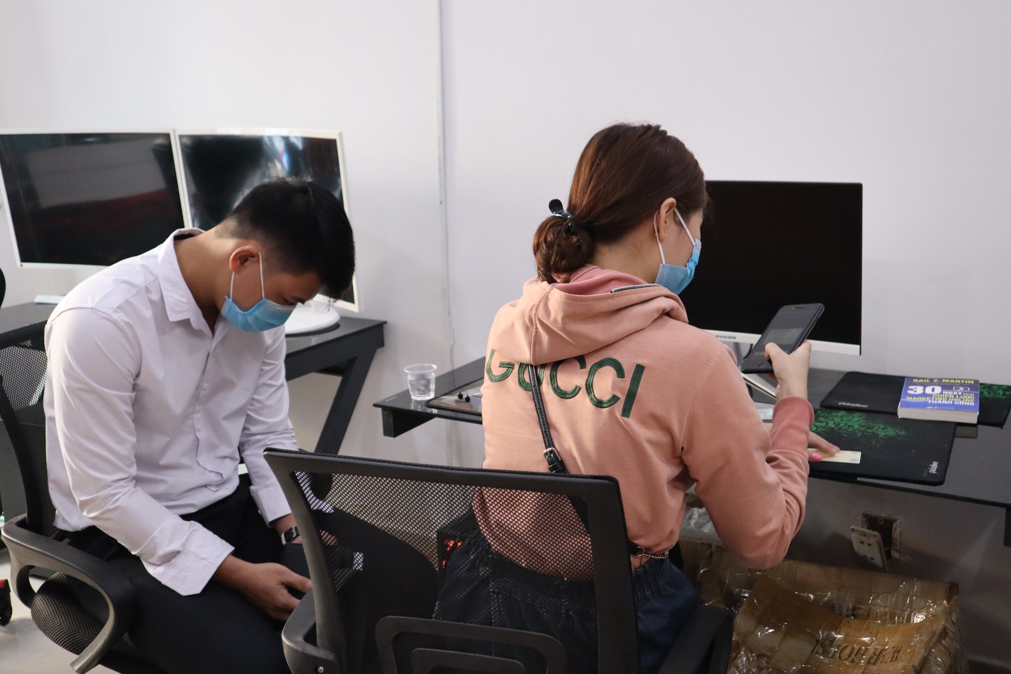 khách hàn thực hiện trả góp tại cửa hàng